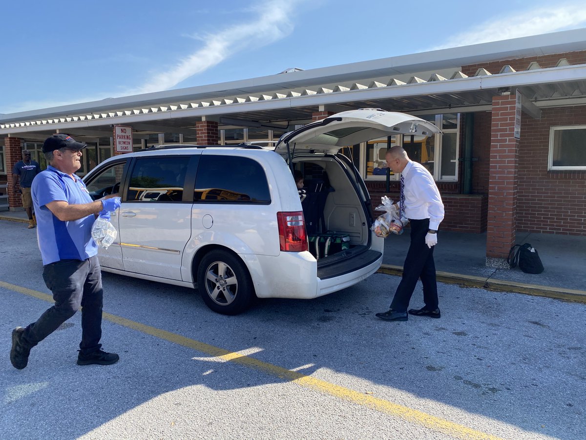 HillsboroughSch's tweet photo. 15,548....

That's how many free grab-and-go meals our district distributed to students today. Thank you to our Student Nutrition Services teams for always focusing on our children's needs.

Parents: You must have your student with you to pick up the meal, per federal guidelines. https://t.co/bh8pCV7ePW