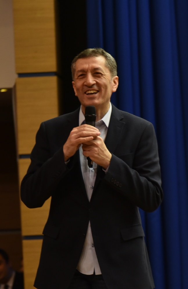 Böyle bir süreç içerisinde bu kadar hızlı karar alıp uygulamak için gece gündüz demeden sürekli çalışarak kurulan bir sistemi gölgede bırakmaya çalışmak, bu muazzam emeğe yapılmış en büyük saygısızlıktır. Biz sonuna kadar bakanımızın yanındayız.      #ZiyaSelcukİyikiVarsın