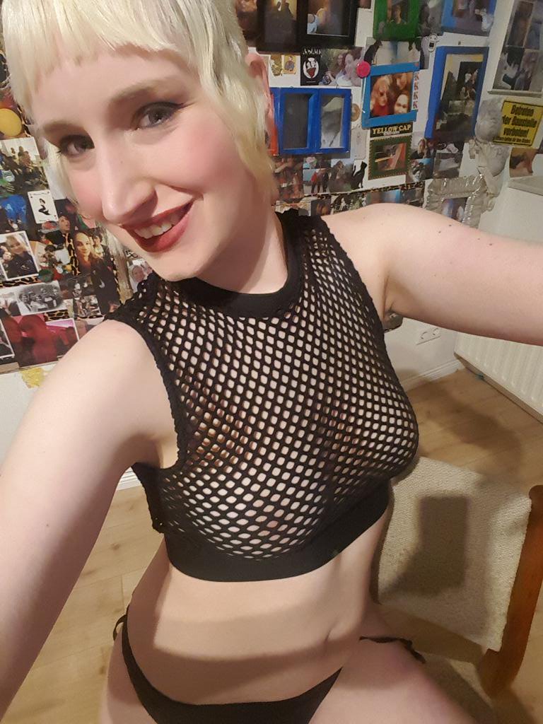 TonicLynn's tweet photo. 1hour left until my #playdate at https://t.co/sLJixqEUum ๐ป join in to enjoy my free live cam ๐ฆ21:00/9pm (MET) @Ersties #camgirl #freeporn #freecamshow #amateur https://t.co/4Up1xSreV3