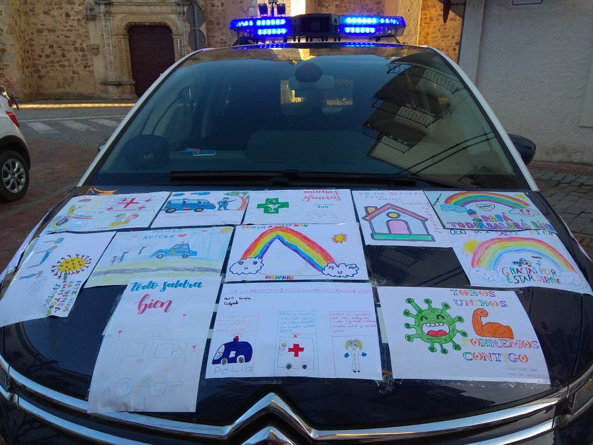 policia's tweet photo. Muchas gracias a los niños y las niñas de San Antonio que nos han enviado estos dibujos tan chulos. Hoy patrullamos las calles de este barrio de Almendralejo (#Badajoz) con nuestros coches adornados.
¡¡Una aplauso por vuestro cariño!!
👏👏👏👏👏👏👏
#EsteVirusLoParamosUnidos https://t.co/zVCVQsw6H0