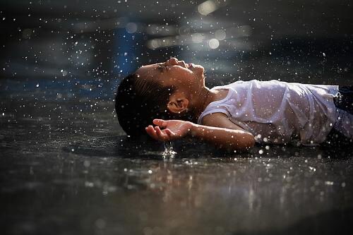 essa_graba's tweet photo. الأَمْرُ للهِ… وَالأَقْدَارُ نَافِذَةٌ
وَنَحْنُ مَا بَيْنَ إِقْبَالٍ… وَإِعْرَاضِ!

عَجِيْبَةٌ هَذِهِ الدُّنْيَا مَرَاكِبُهَا
تَجْرِيْ بِنَا فَوْقَ أَشْلَاءٍ وَأَنْقَاضِ!

نَفِرُّ مِنْ كَبَدٍ فِيْهَا إِلَىٰ كَبَدٍ
وَلَيْسَ يَرْتَاحُ إِلَّا القَانِعُ الرَّاضِي!
#عيسى_جرابا https://t.co/36A6E9xIjw