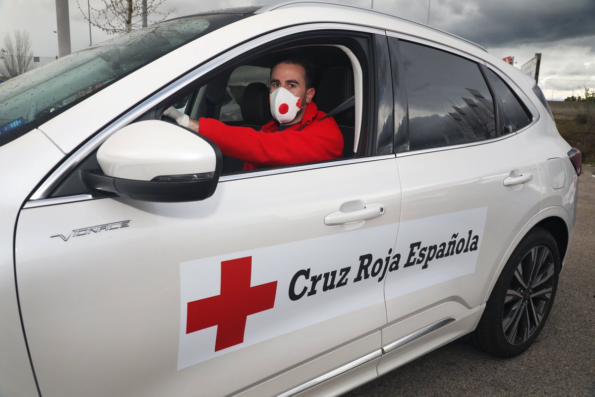 FordSpain's tweet photo. 🔊 #FordEspaña cede vehículos de su flota a @CruzRojaEsp para el traslado de sanitarios y enfermos a hospitales, el reparto de alimentos y la recogida de personas sin hogar 👉 https://t.co/GprZOJoIkd #EsteVirusLoParamosUnidos #TodoVaASalirBien @Fundacion_SERES https://t.co/PO8hCp228D