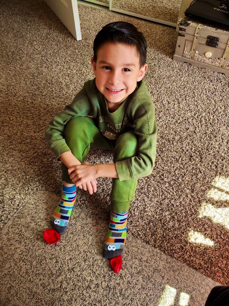 BrittniTuttle's tweet photo. My Kindergators ❤️🐊 starting #VirtualSpiritWeek off with a bang!
Eddie’s #snakesocks
Morgan’s #unicornsocks
& Noah’s whole fam got in the spirit!
@avocadogators #AVOSpirit https://t.co/7OYBGNWa6M