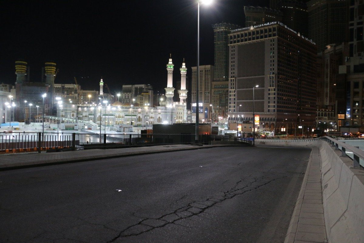 وزارة البلديات ووزارة النقل  لديكم ٢١ يوم  الطرقات فاضية.. تكفون صلحوها.. استفيدوا من حظر التجول