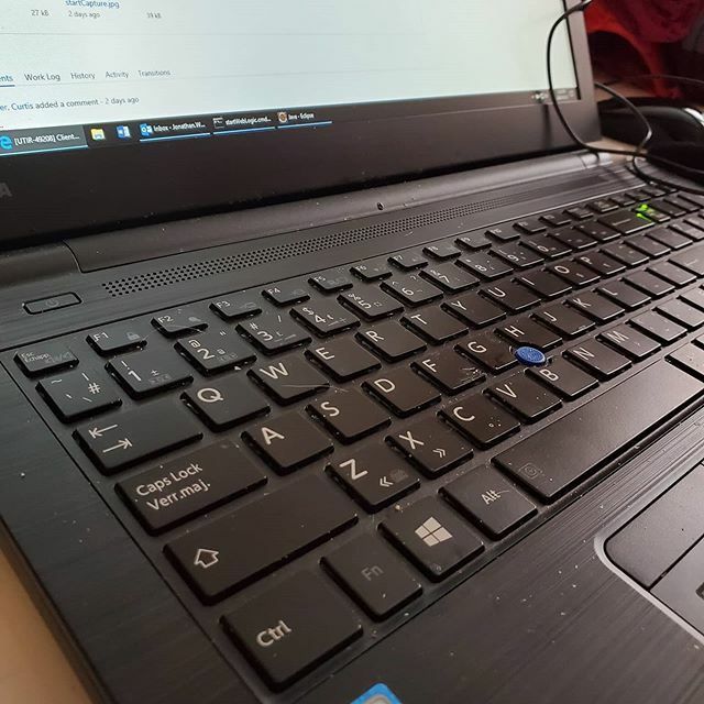 DJTracker0's tweet photo. Ici on  travaille de soir pour ne pas engorger le réseau  #StayHome #staysafe #telework https://t.co/KrW9q2bL6B https://t.co/49HLUTWRga