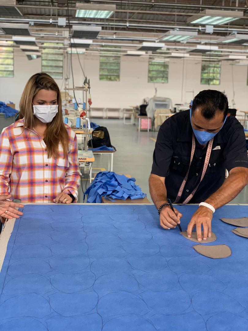 DhelizAlvarez's tweet photo. Supervisamos a vencedores de @MisionRibasVzla , mención textil quienes confeccionan tapabocas en la empresa Algodones del Orinoco, con la finalidad de aportar nuestro grano de arena para prevenir el #COVIDー19   #TrumpLevantaLasSancionesYa 
@NicolasMaduro 
@psuvaristobulo https://t.co/FhxPqLXr1I
