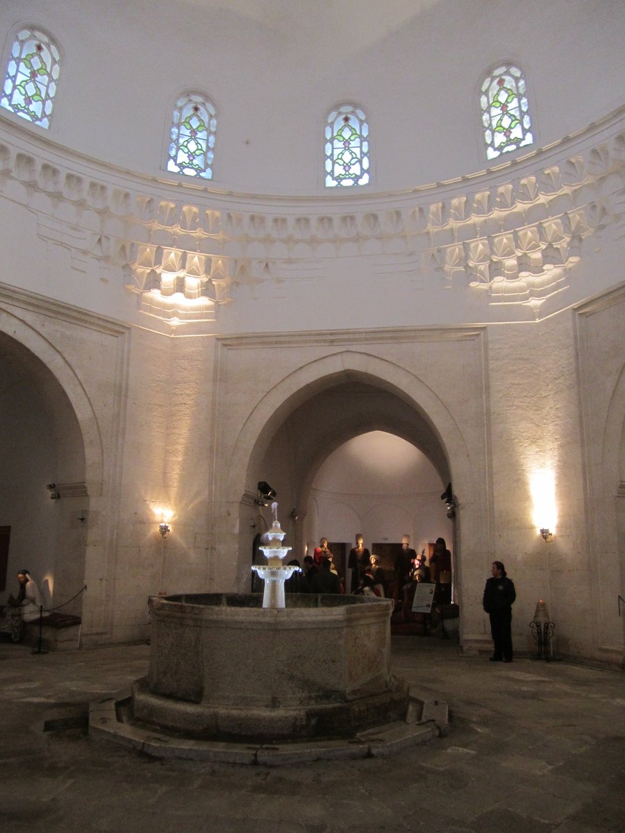 One more set of the Sultan Bayezid II Hospital. Note the ceilings, the fountain. The open arch-covered platform off the courtyard is a stage for musicians. They understood that music affects the body as much as architecture.4/n