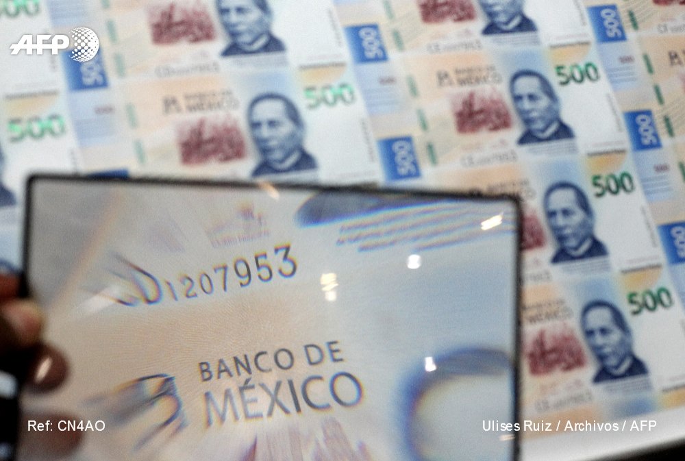AFPespanol's tweet photo. #ÚLTIMAHORA El peso mexicano cerró en un nuevo mínimo histórico de 25,13 unidades por dólar, según datos del banco central, en medio de renovados temores al impacto del coronavirus en la economía mundial y a la efectividad de las medidas tomadas para remediarlo #AFP https://t.co/R93hclHZ7Q