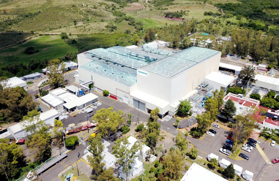Siemens_Mexico's tweet photo. Cada transformador que producimos en nuestra planta de #SiemensEnergyMéxico en Guanajuato lleva talento mexicano. Nuestros transformadores tipo secos #Geafol energizan desde Data Centers, hasta grandes proyectos de construcción que requieren energía en todo momento #SiemensEnergy https://t.co/8PCbLqbTG1
