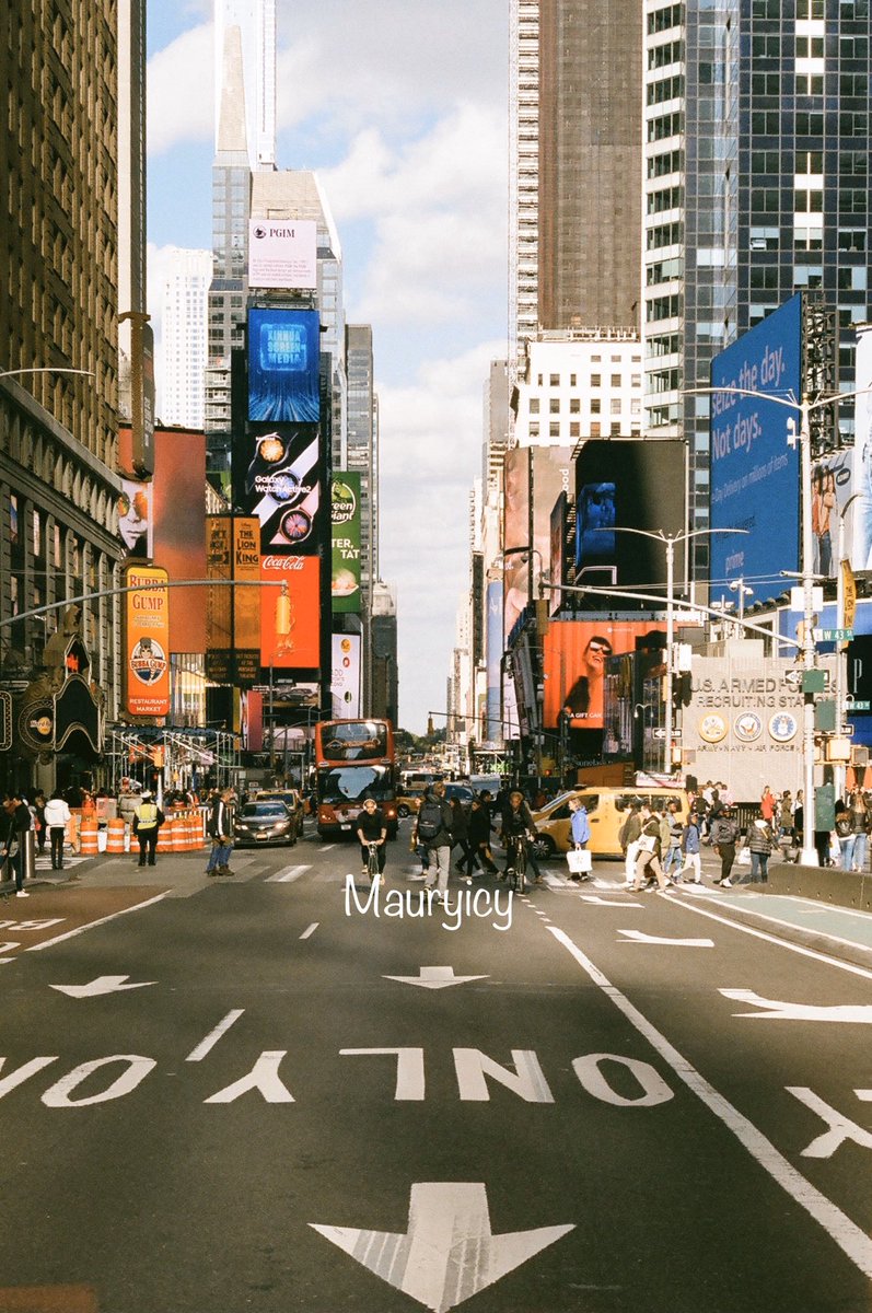 mauryicy's tweet photo. This quarantine ain’t it chief 😔 miss New York no 🧢 also I captured the image on the left. https://t.co/mZmdRlwTL1