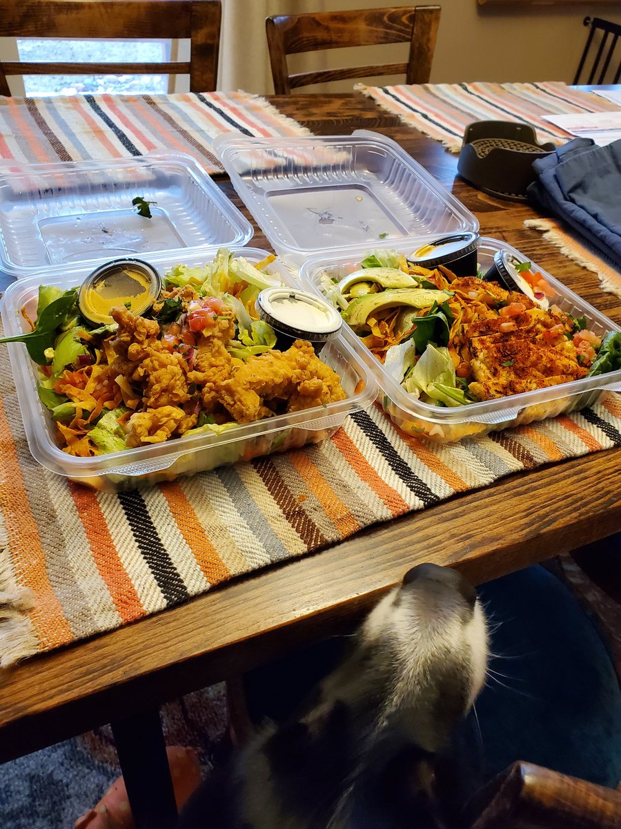 thomasrkaiser's tweet photo. As #restaurant industry pivots to off-premises, FOD reporters @NickWUpton @FSNLauraM @thomasrkaiser and @callieevergreen tested #curbside pickup from @redrobinburgers @Applebees @Chilis and @TGIFridays https://t.co/2OIy0ZaiYy Hat tip to my dog Norman's cute nose in the full pic. https://t.co/648Eff2Zay