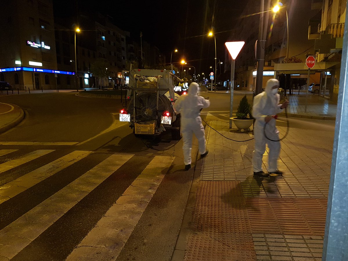 AlcaldiaAlm's tweet photo. 👏👏Un aplauso para los agricultores que están ayudando a desinfectar nuestras calles

🚜Hoy han sido diez tractores en una primera fase que han abarcado diez zonas de #Almendralejo, y mañana será otra decena de ellas https://t.co/4mryehNtbn