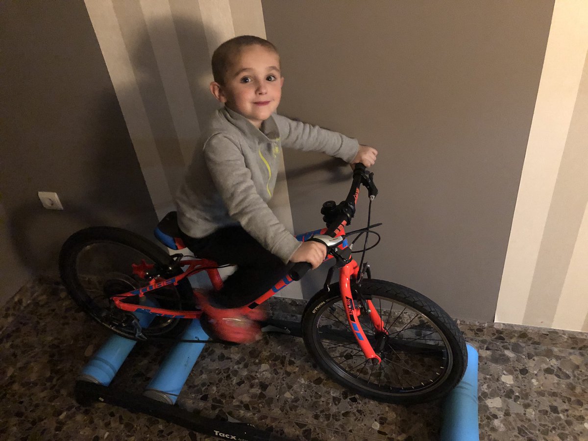 21artal's tweet photo. Fer esport a casa... 🚴🏼‍♂️🚴🏼‍♂️🚴🏼‍♂️ que no pare el ritme!! #Mateo #infinito🤣 @cole_sagrada @lleonscsf https://t.co/zEQWMxTXh7