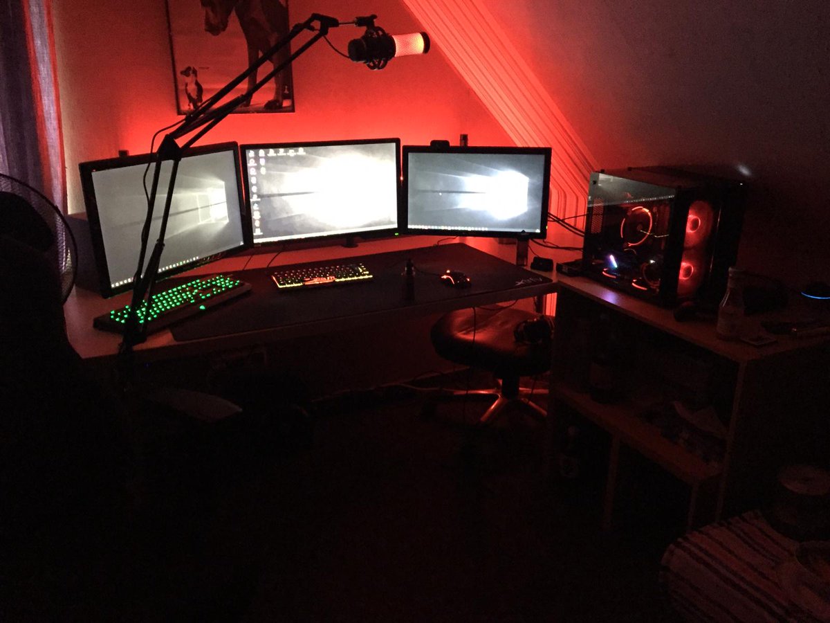 dentx77's tweet image. Bald Vllt noch nen 4ter Monitor, aber das ist mein jetziges Setup