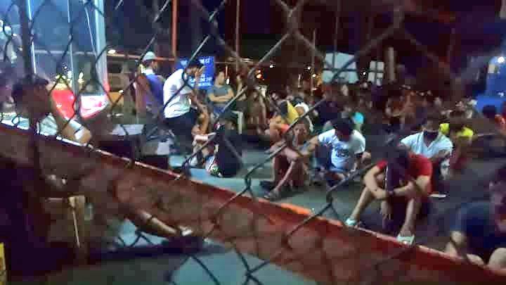 ABSCBNNews's tweet photo. TINGNAN: Hinuli ang 65 na lalaki 
matapos maaktuhang lumalabag sa curfew. 

Dinala ang mga ito sa covered court sa isang barangay sa Sampaloc, Maynila, para magpalipas ng gabi. Ayon sa pulis, alas-7 ng umaga na makakauwi ang mga ito. (📸: JR Celon) | via @anjo_bagaoisan https://t.co/pRcMa74s1w