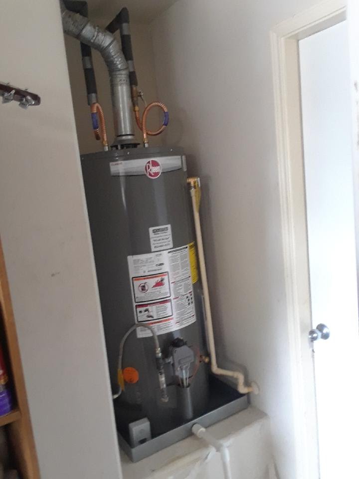 HouWaterHeaters's tweet photo. 40 Gallon Natural Gas Short @Rheem @Ruud Professional Classic series PROG40S-38N RH62 six year warranty garage #WaterHeaterReplacement by our #Plumbers Daniel and Zack! #RheemInstall #HoustonWaterHeaters https://t.co/fn9C8fC4df