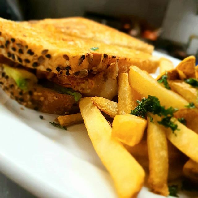 LaDivina507's tweet photo. El imperdible Sándwich de Costilla Adobada. https://t.co/XBs3aXZktE https://t.co/gSts6tPEla