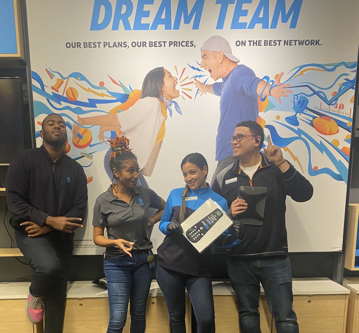 DeAngeloMc90's tweet photo. Attention ATT twitter! @amandazattdc said she wasn’t finished after her 4 line cru deal this morning and closes ATT TV! The final Chinatown rep off the zero list for tv! Congrats Chinatown on 100% participation! 💪🏾💯🔥💰@captnjacke @AbelFer83523669 @jd4180 @404girl https://t.co/AVBYRbFnZ8