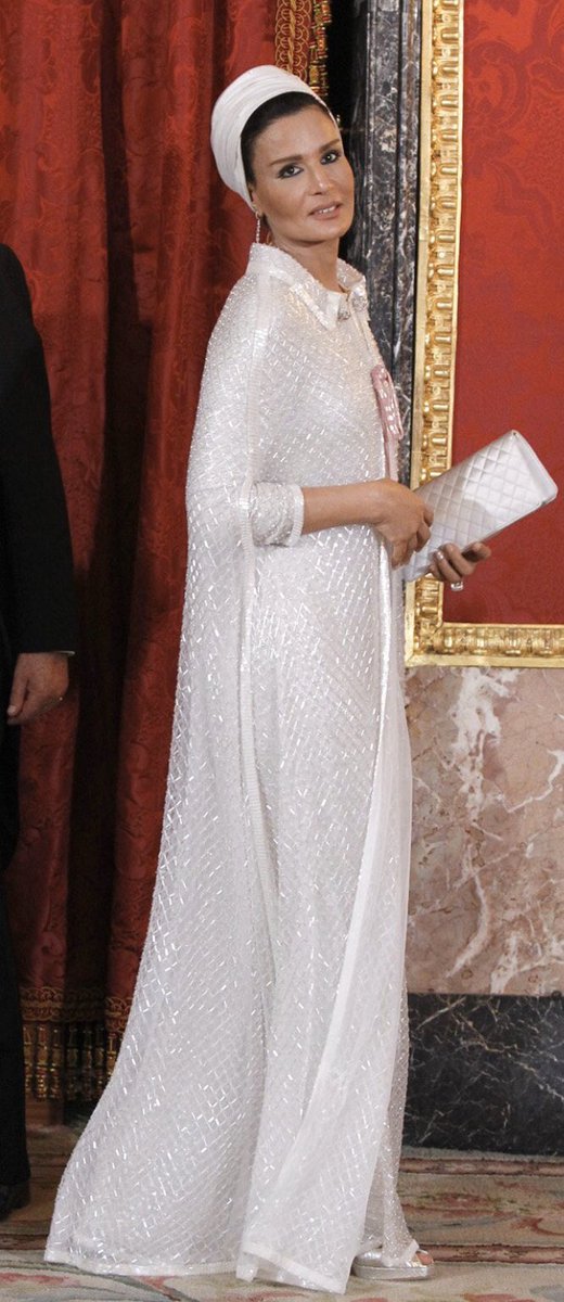 Soraya_Designer's tweet photo. Impressionnant avec l'élégance innée de Garbo que cette grande dame a.  Numéro un sans discussion.  L'une des femmes les plus élégantes au monde, surnommée l'icône mondiale Nerfertiti du Qatar et référence d'élégance #mozabintnasser, #sorayanava #sorayanavaoficial #sofisticada. https://t.co/qRbHgUSRdx