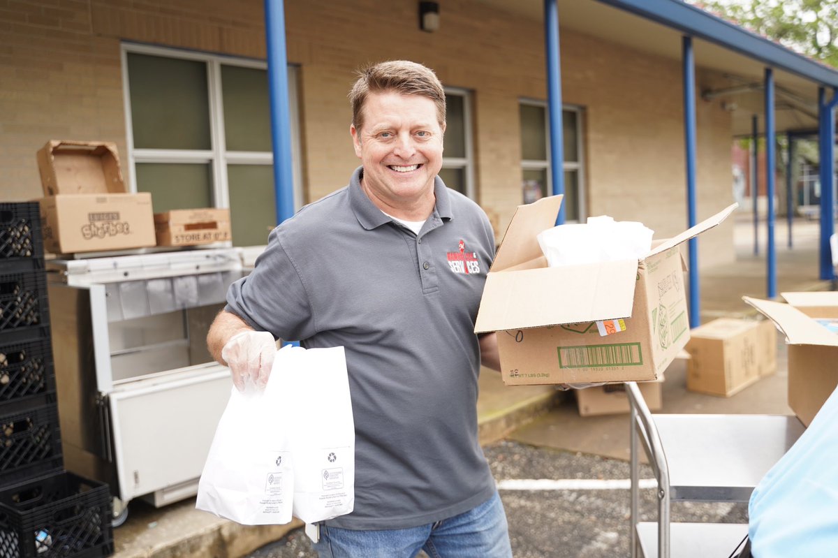 ManorISD's tweet photo. Our first day of food distribution was a huge success! Manor ISD staff was able to hand out 1,550 meals to 775 community members. We will be back out distributing meals at Manor New Tech High School, Decker Elementary and Blake Manor Elementary tomorrow 11 am - 12:30 pm. https://t.co/ipCliesWni