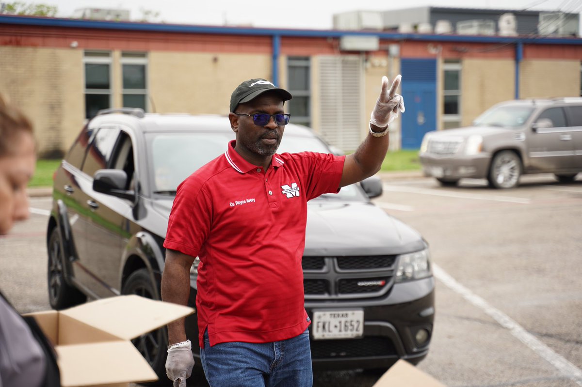 ManorISD's tweet photo. Our first day of food distribution was a huge success! Manor ISD staff was able to hand out 1,550 meals to 775 community members. We will be back out distributing meals at Manor New Tech High School, Decker Elementary and Blake Manor Elementary tomorrow 11 am - 12:30 pm. https://t.co/ipCliesWni