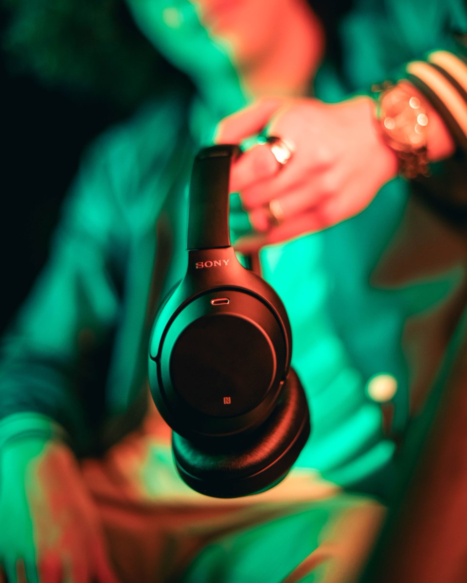 SonyElectronics's tweet photo. Wireless freedom meets great sound. (WH-1000XM3 Industry Leading Noise Cancelation headphones.) #SonyAudio via @ArtOfVisuals https://t.co/rLTDyNhe6g https://t.co/Cg2viZAQ3s