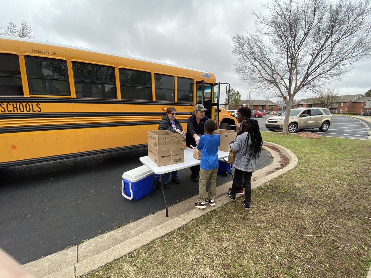 EdmondSchools's tweet photo. Our child nutrition staff enjoyed seeing students and delivering grab-and-go meals throughout our district today. Meal delivery continues all this week at the locations noted on the flyer. We are working to add more locations. #EPSLeads #oklaed https://t.co/RoOes7NtSA