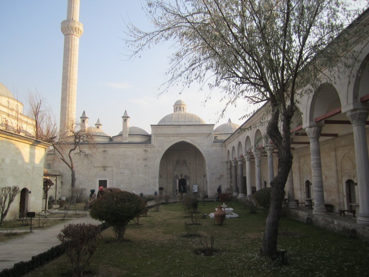 This will be a thread devoted to beautiful hospitals. I invite y’all to add to it.I’ll start with my very favorite hospital in the world, the Sultan Bayezid II Hospital on the outskirts of Edirne, Turkey, born in 1488. I have been twice to visit it and just love it.3/n