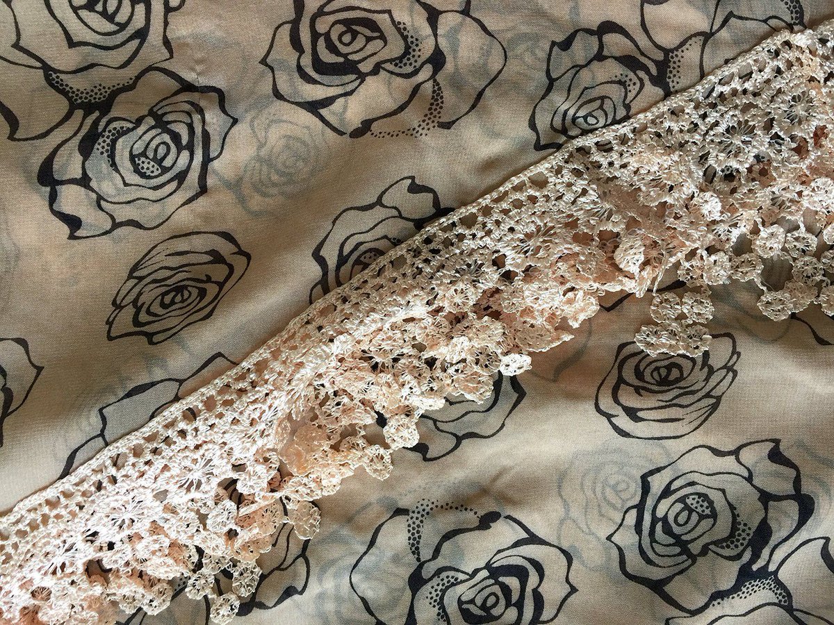 PamperTracy's tweet photo. How pretty is this beige with black roses chiffon style triangle scarf with lace trim? A lovely fashion item or a fantastic gift.
£6.99 + P&amp;P
https://t.co/2FigR5E2Fx
#scarf #fashion #accessories #rose #gift #giftidea #affordablefashion https://t.co/1clMeLlPLR