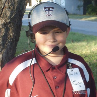 CoachStandfield's tweet photo. #NewProfilePic #EarlyThrowback This is when I dressed up as the @bellville_rowe when he was the HC/AD at Troy (great role model)....the rest is history. By the way, this profile picture wonโt last long๐
https://t.co/3scU9xPtuo