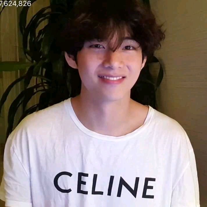 ArmyIlef's tweet photo. قام '' v '' من BTS بإرتداء تيشرت من ماركة "CELINE" من قبل المصمم Hedi Slimene https://t.co/1VfPRX5T6A