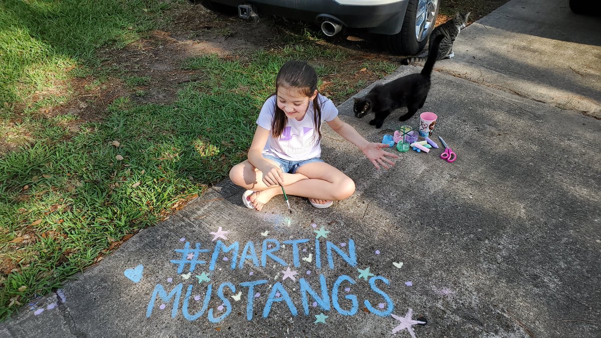 Sweetrgirl's tweet photo. @Martin_Mustangs #familymoments #martinmustangs Lyla enjoying some home made chalk painting! https://t.co/hTBHzHBi0x