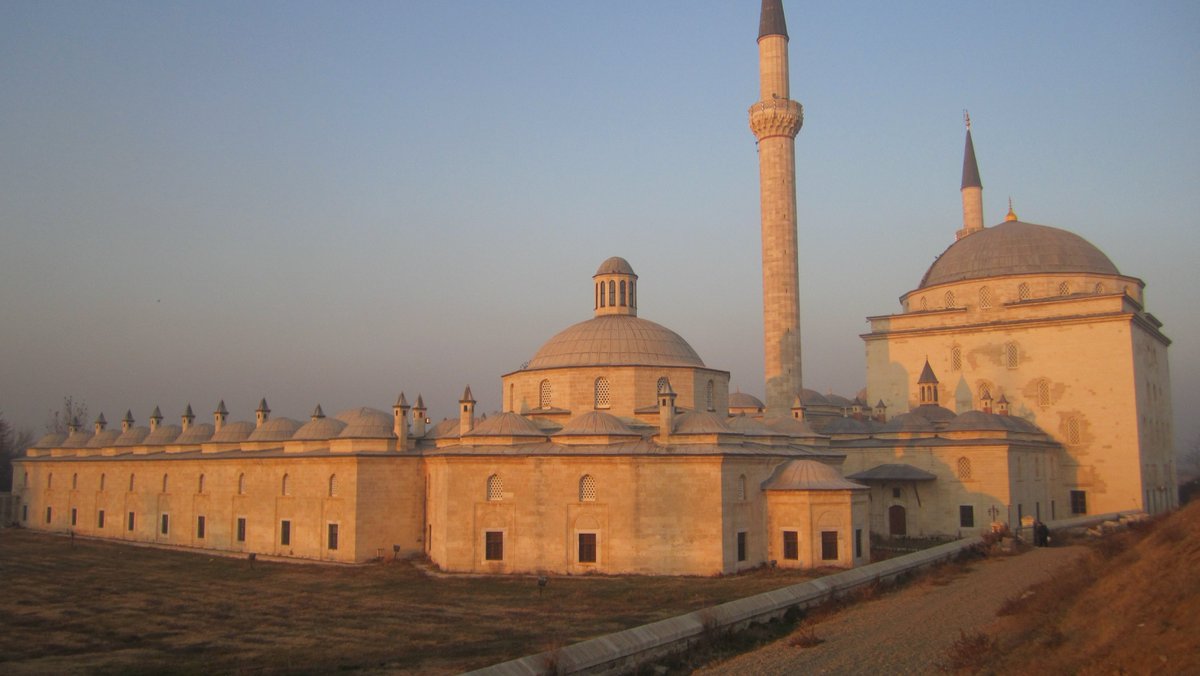 One more set of the Sultan Bayezid II Hospital. Note the ceilings, the fountain. The open arch-covered platform off the courtyard is a stage for musicians. They understood that music affects the body as much as architecture.4/n