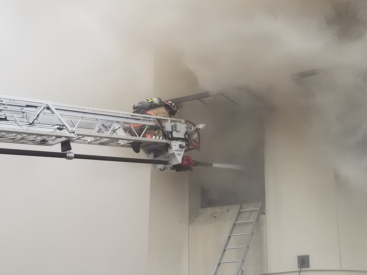 Irving_Fire's tweet image. 2 alarm still working.  No injuries reported