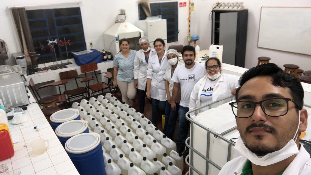 feuni_py's tweet photo. Felicitamos la iniciativa de la Facultad de CyT, quienes hace días están trabajando en los laboratorios para poder hacer posible la y donación de Insumos a entes hospitalarios... 
#HeroesSinCapa #SomosUNI #FEUNI https://t.co/qe0rSE9Aa3