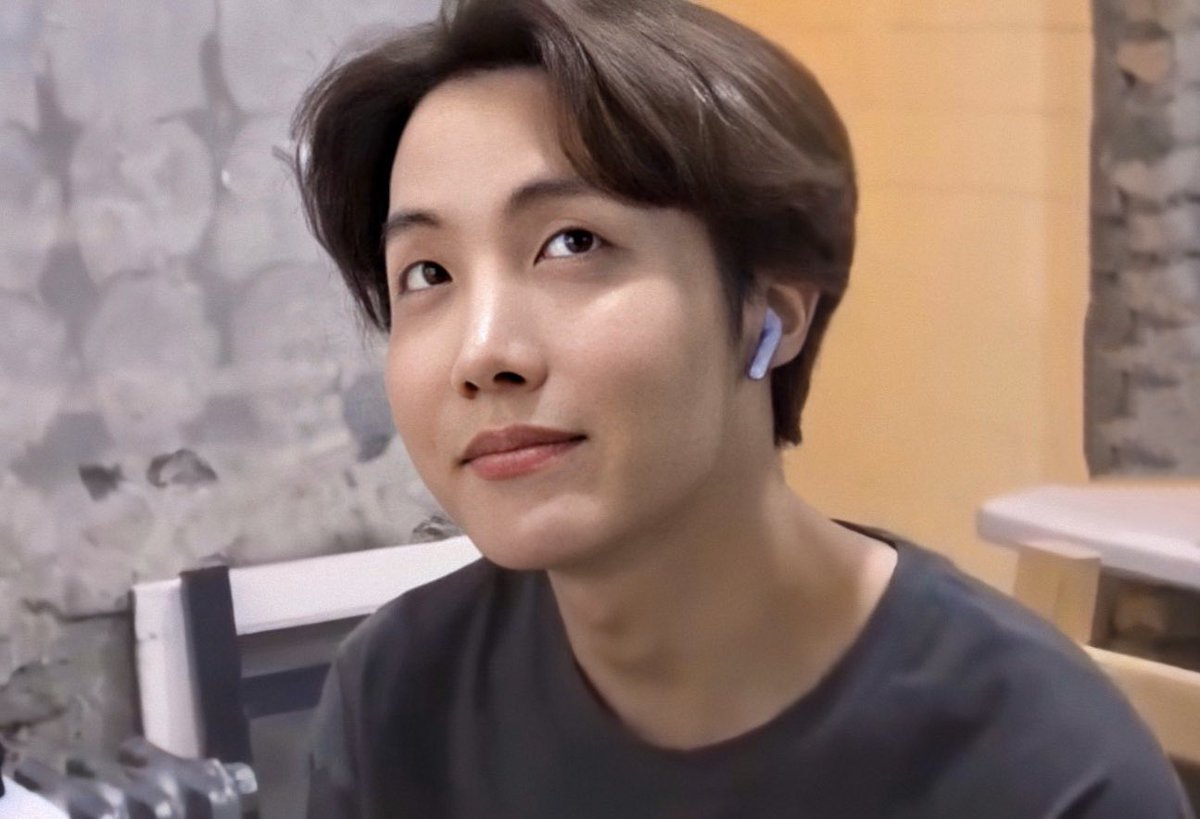 sundetail's tweet photo. #HOBI: i’m the prettiest boy on this app https://t.co/WSuXdsn6BS