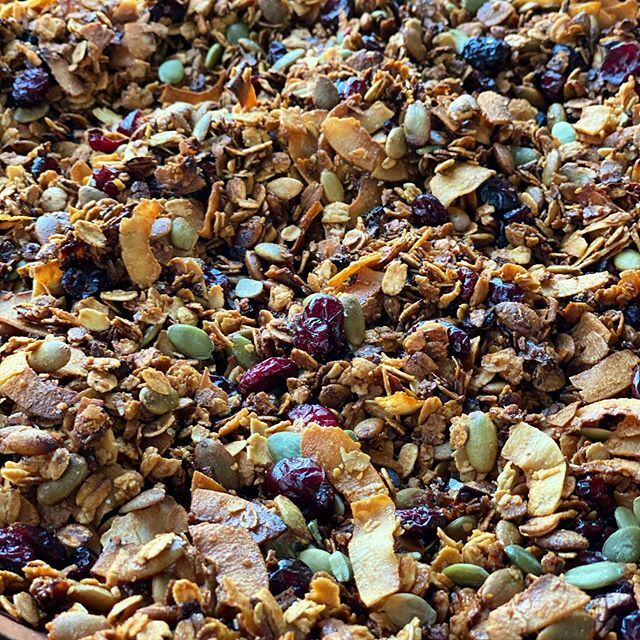 Granola. Estilo Eleven Madison Park , buenísima para acompañar desayunos #yomequedoencasa #granola #cocinaencasa #sano va la receta .El Paso a paso en las historias.  3 tazas de avena arrollada.  1 taza del fruto seco que elijas, puede ser almendras, nue… ift.tt/2vIXV5s
