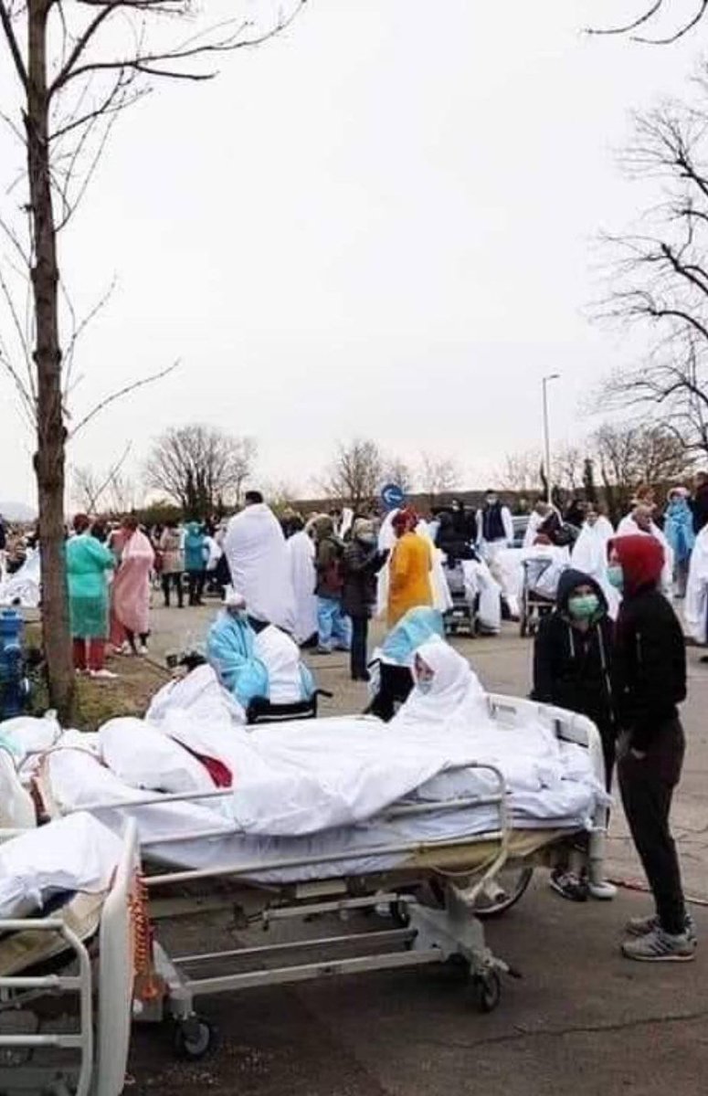 FarhangNamdar's tweet photo. Italy, corona large number of corona patients are on the streets because the hospitals are overwhelmed 

#COVIDー19 #Coronavirus #COVID19 #Italy #Italycorona https://t.co/32dJbdVfVM