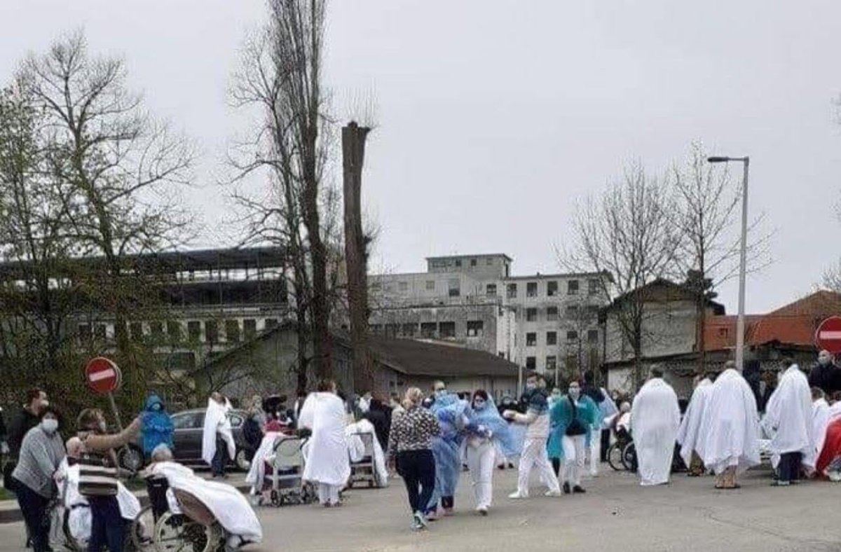 FarhangNamdar's tweet photo. Italy, corona large number of corona patients are on the streets because the hospitals are overwhelmed 

#COVIDー19 #Coronavirus #COVID19 #Italy #Italycorona https://t.co/32dJbdVfVM
