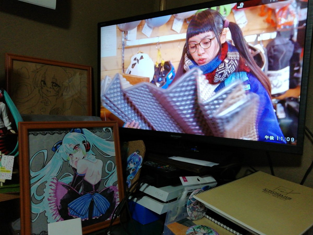 月麗 Switch本体を座卓に置いてゲームしてたら前屈み気味の姿勢だったので腰が痛い Tvに繋いだ方がいいな 画面の左側にhdmi端子を差すのでtvの位置変えなきゃ 机の上も整理しなきゃ