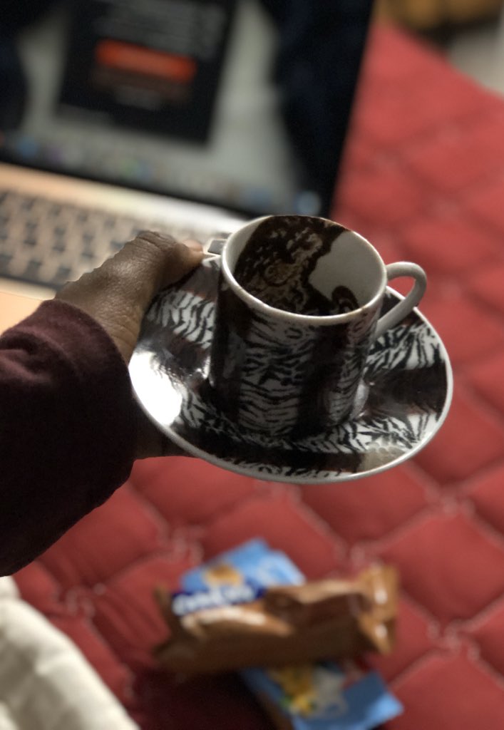 B70Dx's tweet photo. في القهوه يُقال:
" الفن لا يُشرب☕️💛 ".
#قهوه #اقتباسات_سنابيه https://t.co/nesNfShx7u