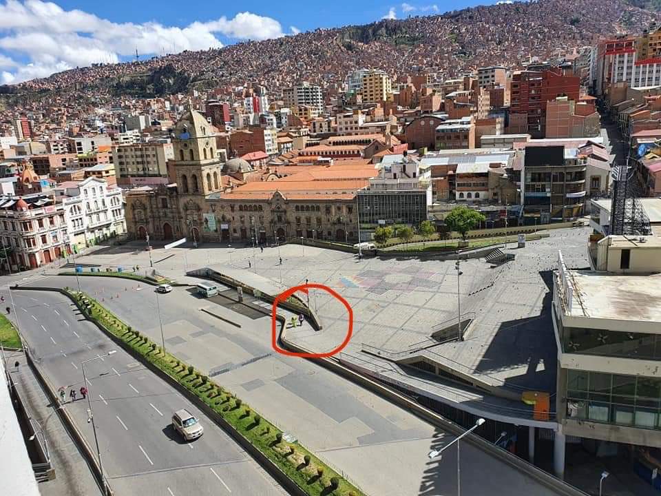 TataQuispe's tweet photo. #TataQuispe:
Detectado a lo lejos🤭
No sabemos cómo ni cuándo llegaron a la ciudad de #LaPaz pero inmediatamente fueron detenidos  para que cumpla detención, mientras se determina su situación legal ante la ley
¿Los han visto?🤣
Todos deben cumplir la #CuarentenaBO #CoronaVirusBo https://t.co/BlkfT2vIcu