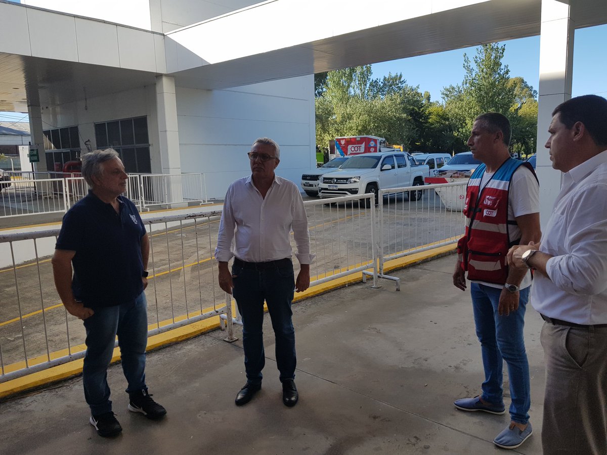 ZamoraJulio's tweet photo. 3/3. Desde el distrito, en coordinación con las medidas dictadas por @alferdez y @Kicillofok, estamos haciendo todo lo posible para enfrentar de la mejor manera el virus #COVIDー19.

¡Vos podés ayudarnos! 
#QuedateEnCasa https://t.co/J5SVVPjjDl