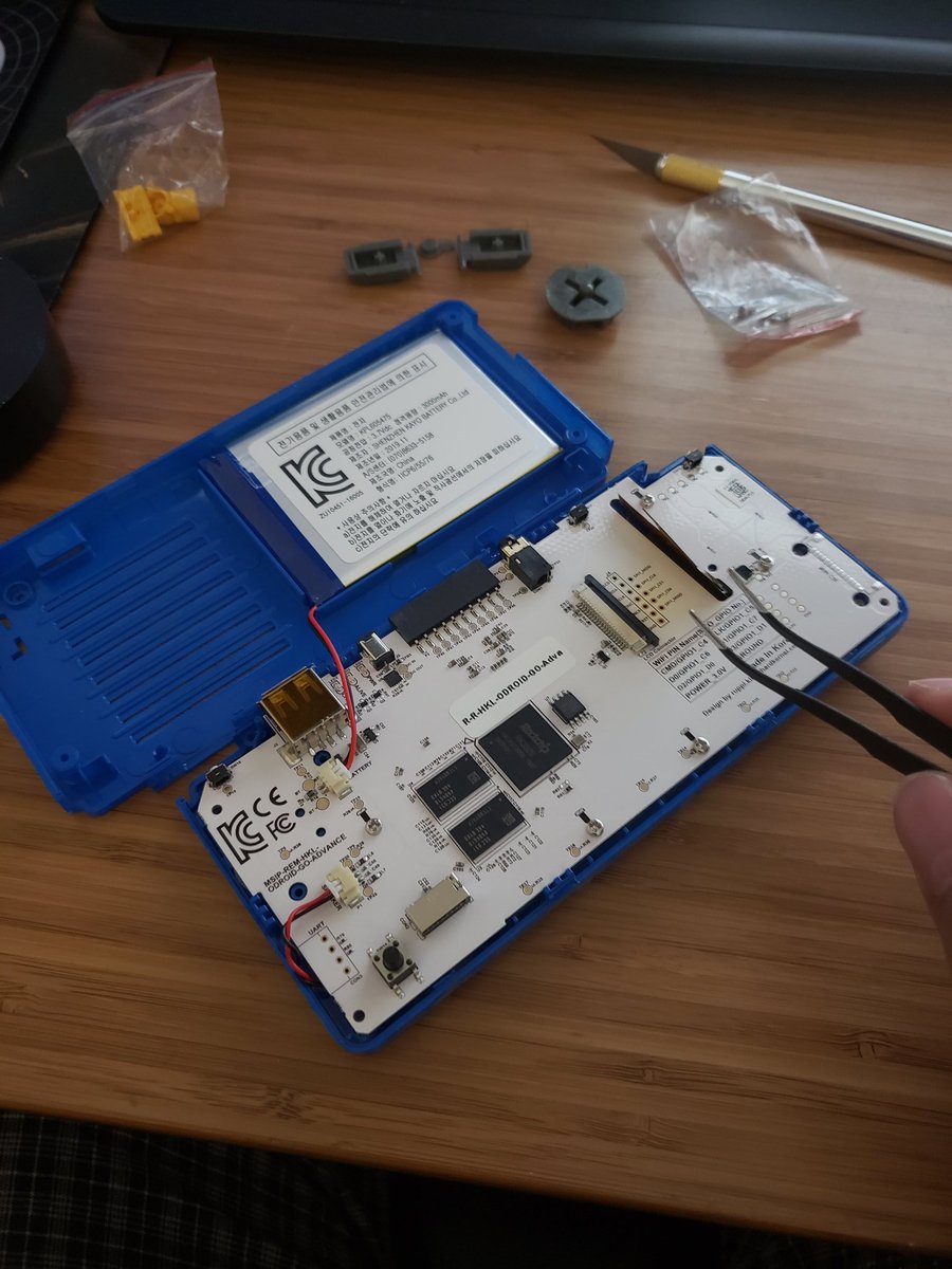 VeraFX81's tweet photo. My odroid go advance build. Gotta keep busy at home. #odroid #odroidgo #odroidgoadvance #customgaming #handheld #handheldgaming #emulator https://t.co/tbk6cdXxs1