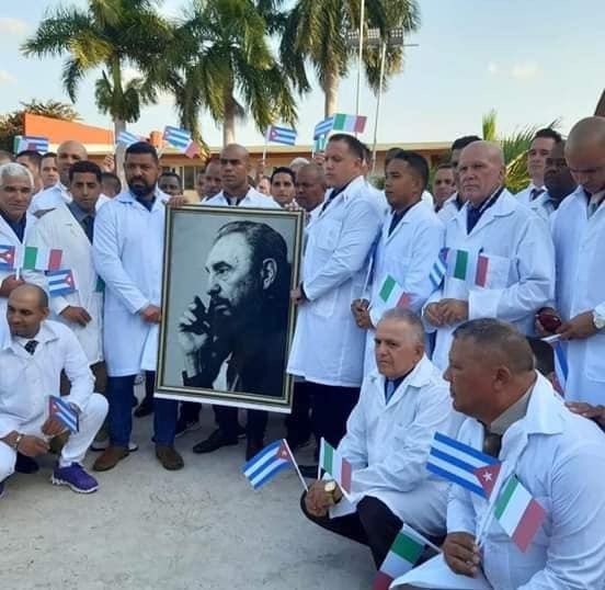 abrahamendieta's tweet photo. Un ejército de médicos en defensa de la humanidad llega a Italia. Mientras unos exportan armas, Cuba exporta médicos. Una isla pequeñita, axfisiada por un bloqueo económico criminal, que siempre está disponible cuando la gente la necesita. 

Quién te defiende, te quiere más. 🇨🇺 https://t.co/BCfNG1Qcfg