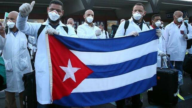 abrahamendieta's tweet photo. Un ejército de médicos en defensa de la humanidad llega a Italia. Mientras unos exportan armas, Cuba exporta médicos. Una isla pequeñita, axfisiada por un bloqueo económico criminal, que siempre está disponible cuando la gente la necesita. 

Quién te defiende, te quiere más. 🇨🇺 https://t.co/BCfNG1Qcfg