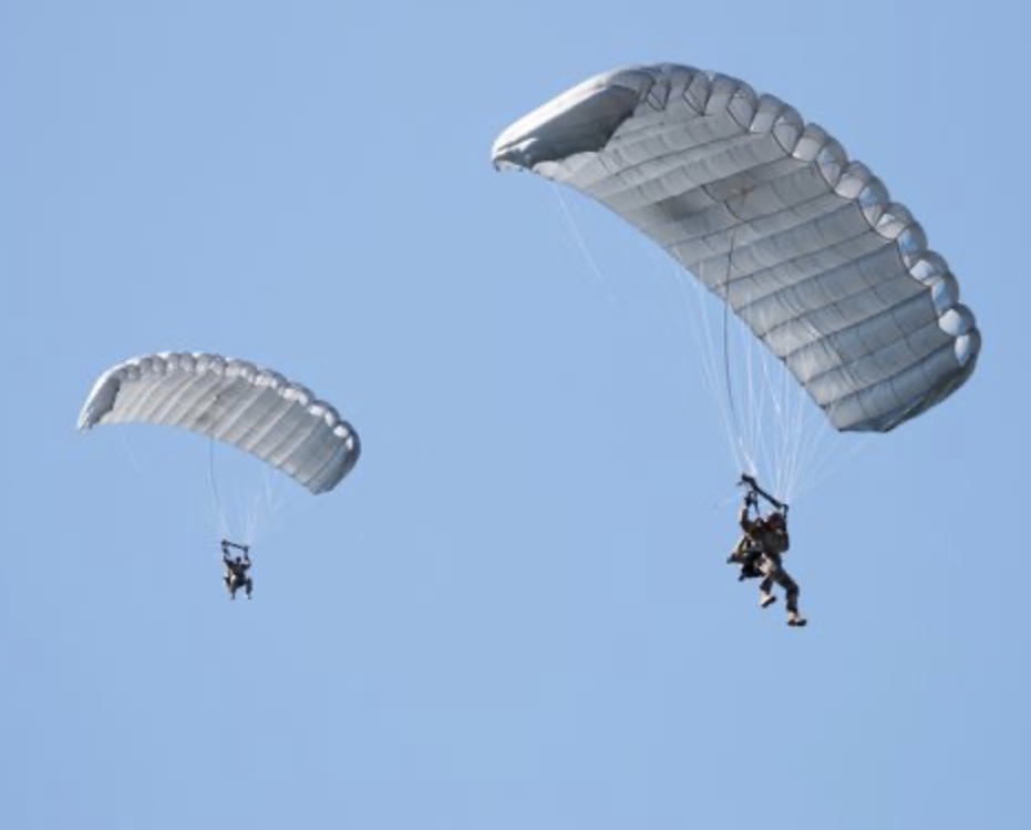 ParachuteMuseum's tweet photo. The gliding parachute: used for landing people, cargo or spacecraft where needed. The idea appeared in the US patent record in the early 1940’s 1/5. @AirborneSysNA @aiaa #jpads #militaryparachutes @NASAhistory @Samuel_XL5 @UrbanSpaceMan64 https://t.co/dmYMIBWWmx