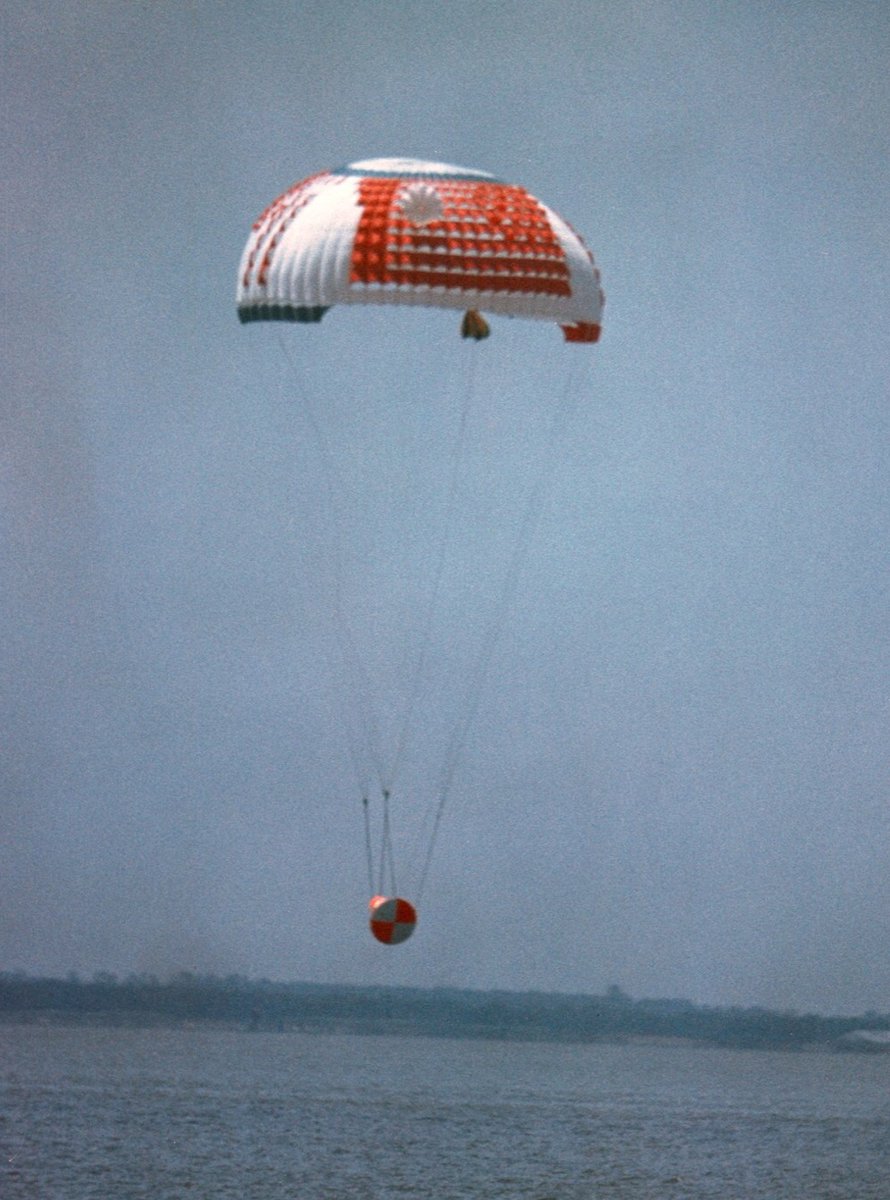 ParachuteMuseum's tweet photo. The gliding parachute: used for landing people, cargo or spacecraft where needed. The idea appeared in the US patent record in the early 1940’s 1/5. @AirborneSysNA @aiaa #jpads #militaryparachutes @NASAhistory @Samuel_XL5 @UrbanSpaceMan64 https://t.co/dmYMIBWWmx