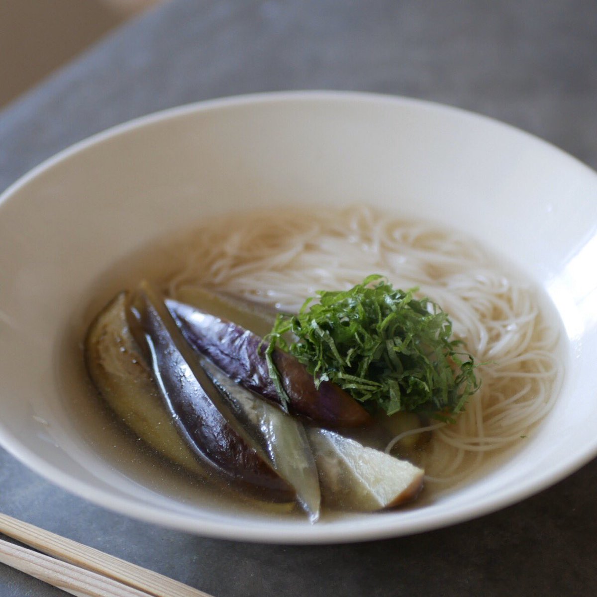 有賀 薫 בטוויטר なすの白だしにゅうめん なすをごま油で焼き 白だしで煮たところに ゆでたそうめんを投入 青じそをたっぷりとトッピングして爽やかな一皿に 冷やせば夏の涼麺ですが今朝は温麺 なすを細く切って食べやすくしてみました 朝なので麺は軽めです