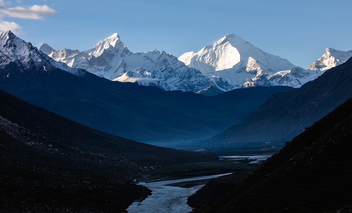 A considerable number of these images come from Ladakh-Zanskar region, where the mountains are tall, air is thin and the views are uninterrupted. The thin air and dry weather allows days and days of photography without having to worry about unpredictable mountain weather. 2/N